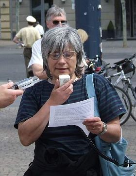 Anne Erb verliest das Linkswärts-Flugblatt bei der Demo gegen das Bundeswehr-Gelöbnis; Foto: Harald Gewehr, DFG-VK